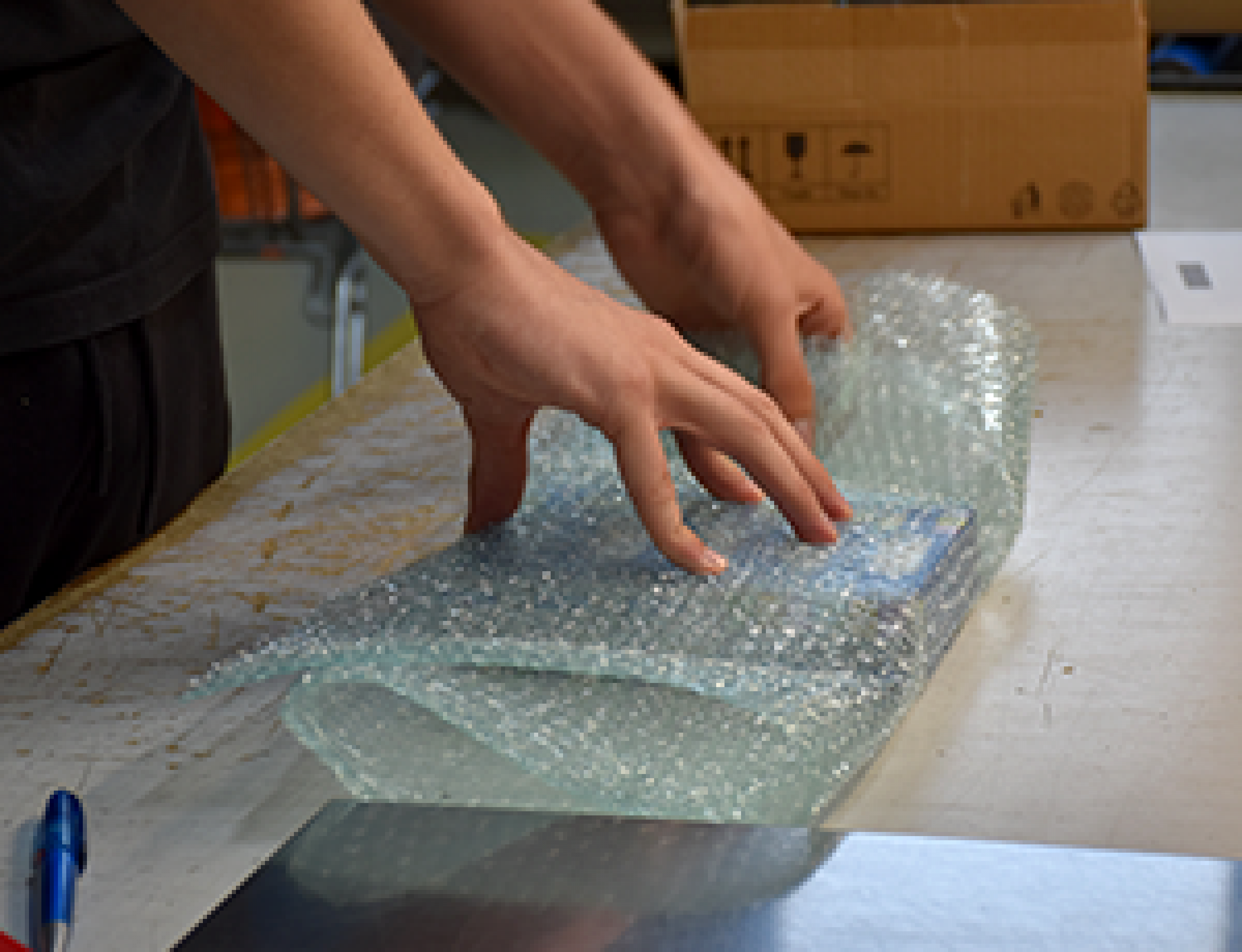 Verpackung eines Paketes in neuer nachhaltiger Polsterfolie Verpackung eines Paketes in neuer nachhaltiger Polsterfolie